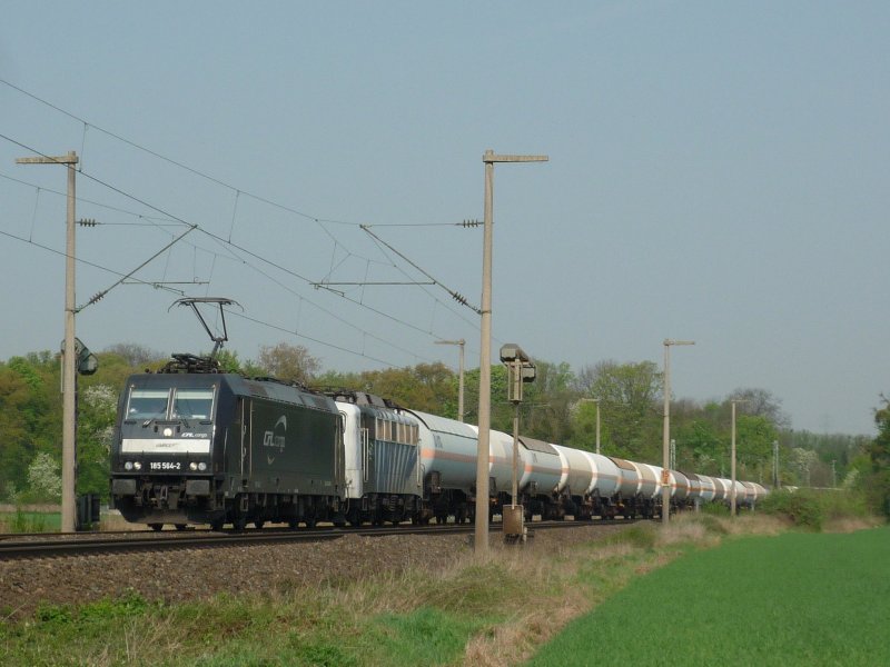CFL Cargo 185 564-2 mit Lokomotion 139 133 und Kesselwagen bei Brhl in Richtung Sden. 15.04.09
