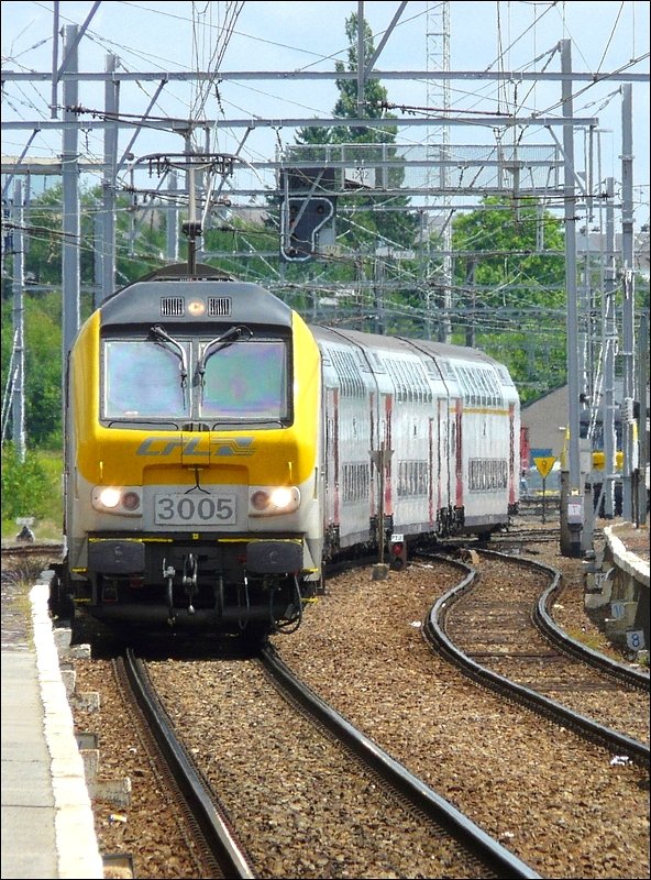 CFL E-Lok 3005 mit SNCB Dostos kommt am 21.06.08 aus Luxemburg und fhrt in den Bahnhof von Arlon ein, um nach kurzem Halt seine Fahrt nach Bruxelles Midi fortzusetzen. (Jeanny)