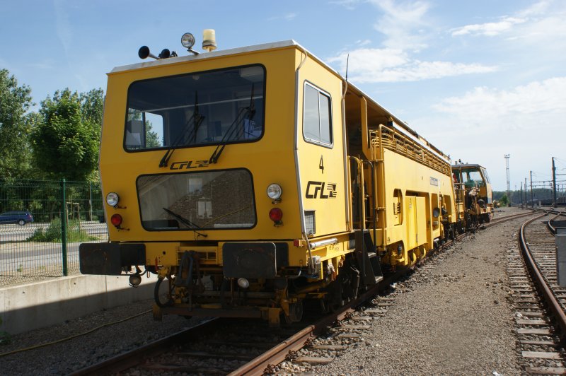 CFL Gleisstopfmaschine Nr. 4 abgestellt im Bahnhof Bettemburg, aufgenommen am 22.05.2009.