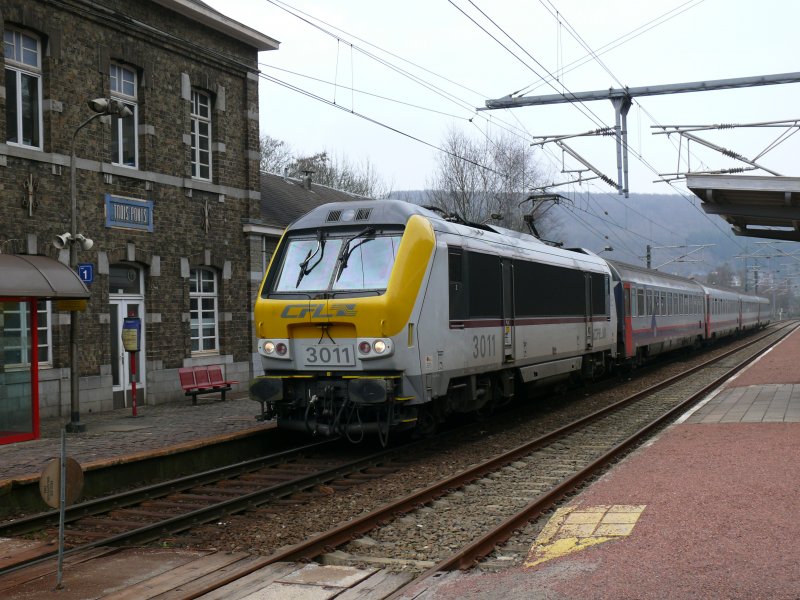 CFL-Lok 3011 auf dem Weg nach Lier hlt im Bahnhof Trois-Ponts. Aufgenommen am 05/04/2009.