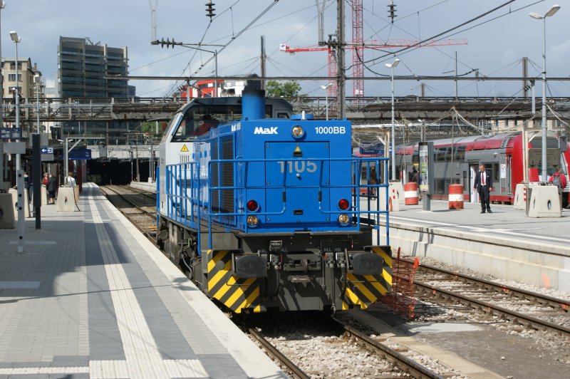 CFL MAK 1000BB Nr 1105 durchfhrt am 11.04.2009 den Bahnhof Luxemburg.