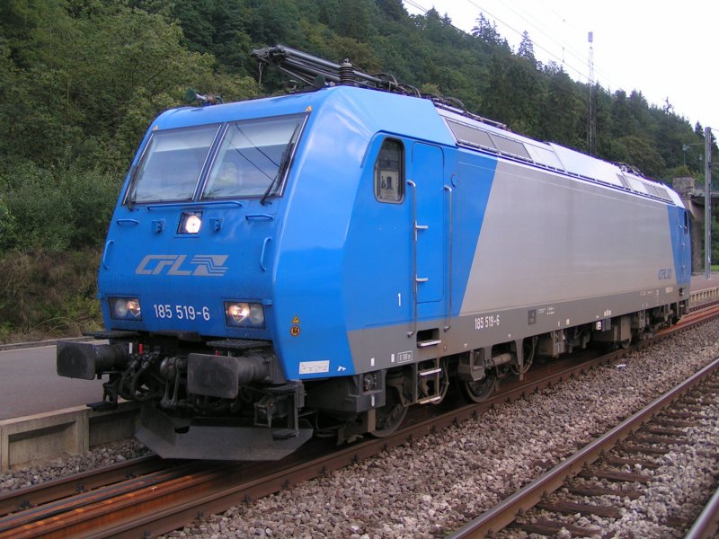CFL Mietlok 185 519-6 abgebgelt in Clervaux. Weil am Wochenende des 31.08.04 grssere Arbeiten an den Gleisen zwischen Clervaux und Troisvierges stattfanden, endete die Linie 10 in Clervaux.  