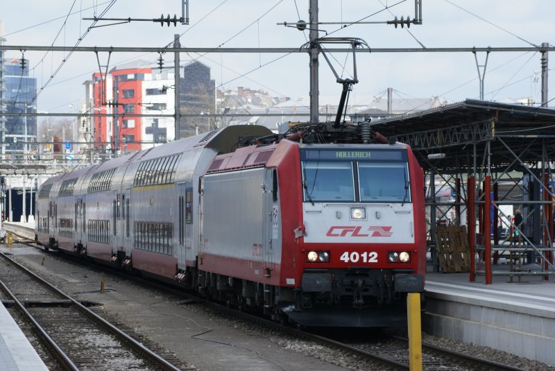 CFL Serie 4000 Nr 4012 wird in Hollerich abgestellt. Aufgenommen am 07.04.2009 im Bahnhof Luxemburg.