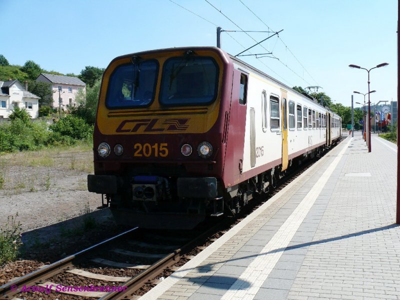 CFL-Triebwagen 2015 (des aus Frankreich stammenden Typs Z2)in Volmerange-les-Mines (Wuelmereng/Wollmeringen), das bereits in Frankreich liegt. Der Triebwagen pendelt auf dieser vorrangig dem Berufsverkehr dienenden Strecke, die 2003 bis hierher verl�ngert wurde, zwischen Volmerange und Bettembourg.
24.07.2008
Volmerange-les-Mines