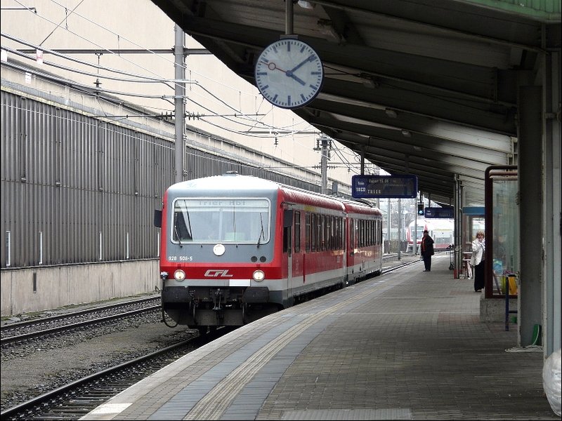 CFL Triebzug 928 506-5 steht am Bahnsteig im Bahnhof von Luxemburg und wird in einer Viertelstunde seine Reise nach Trier antreten. 05.04.08 