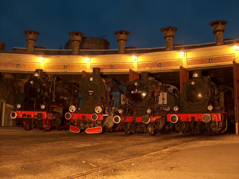 Chemin de Fer  Vapeur des 3 Valles.
Mariembourg - Belgien.

Von links nach rechts :

130T n 158
141T n TKt48-87 (ex-PKP)
131T n 64-250   (ex-DB)
040T n 61

Bw Mariembourg - 26/07/2008