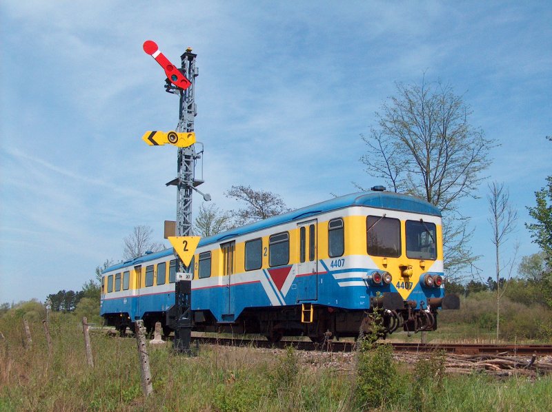 Chemin de Fer  Vapeur des 3 Valles - Triebwagen 4407 - Bj. 1954 - Foto am der Einfahrsignal Mariembourg - 01-05-2005