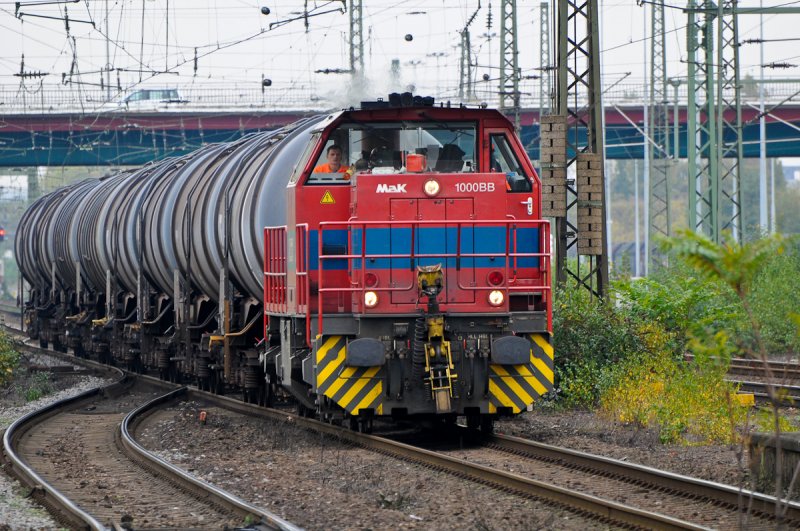 Chemion G1000 durchfhrt mit einem Kesselwagenzug Duisburg Rheinhausen. 22.10.2009