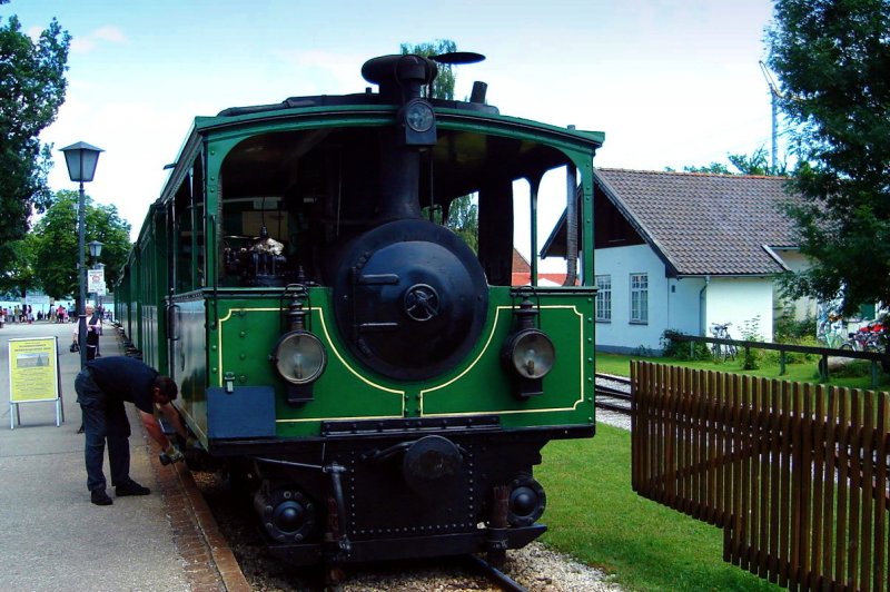 Chiemseebahn Prien Bhf. nach Prien-Stock/Hafen. Kurz vor der Abfahrt in Prien Hafen. Sie ist eine der letzten Dampfstraenbahnen der Welt. Waggons und Dampflok stammen alle noch aus der Zeit 1887 / 88. 5.07.08