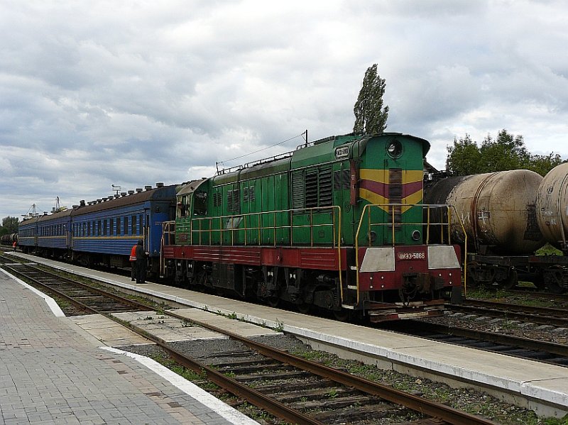 ChME3-5068 in Hlyboka mit Nahverkehrszug 08-09-2007.