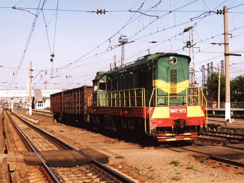 ChME3t-6577 (ЧMЗ3T-6577) mit bergabegterzug auf Bahnhof Vladimir Pass (Владимир Пасс) am 31-08-2004. Bild und scan: Date Jan de Vries.