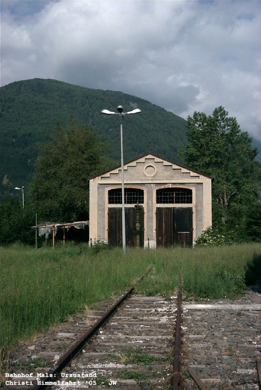 Christi Himmelfahrt 2005: noch ist nichts zu sehen, noch herrscht der Urzustand in Mals... hier eine Remise. 30. Mai 2005 kHds