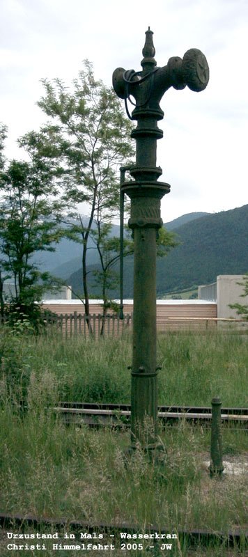 Christi Himmelfahrt 2005 - Urzustand in Mals... dieses ist ein mit Stern versehener Wasserkran, der mit einem schwarzen Schlauch verziert ist. 30. Mai 2005 kHds