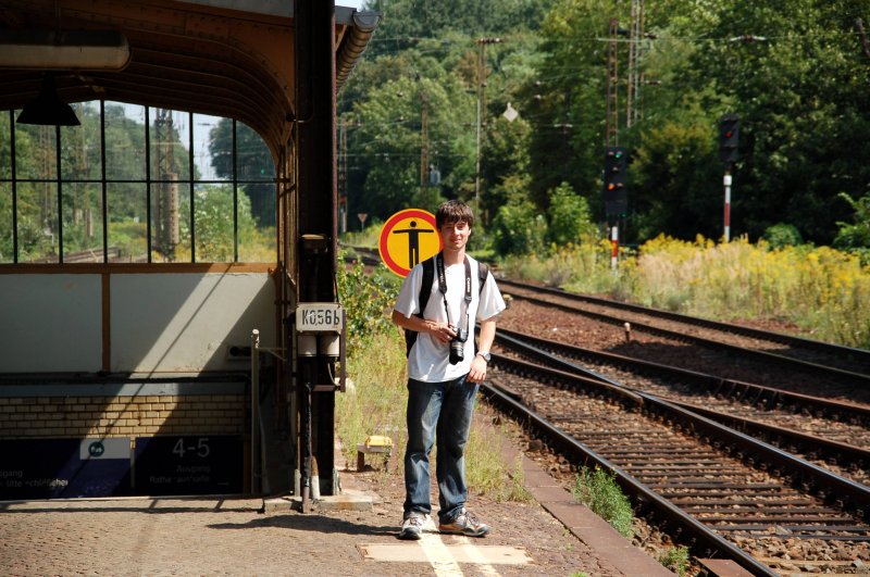 Christopher wartet in Leipzig-Leutzsch auf die S-Bahn nach Leipzig Hbf. Fotografiert am 15.08.09.