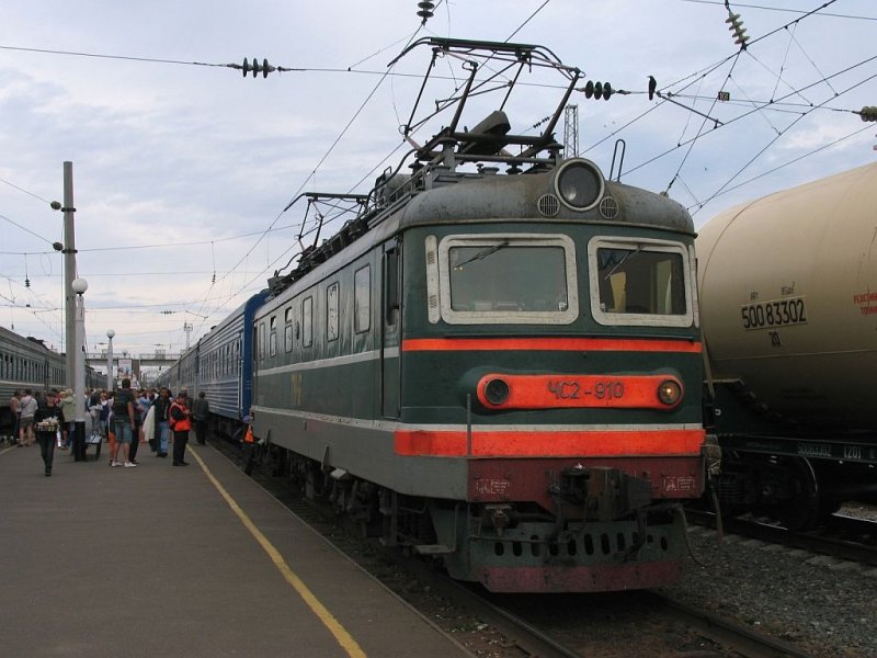 ChS2 – 910 (ЧC2 – 910) mit “unsere Zug” D 10IJ Moskva Iaroslavskaja-Irkutsk Passajirskij auf Bahnhof Balezino (Бале́зино) am 9-9-2009.