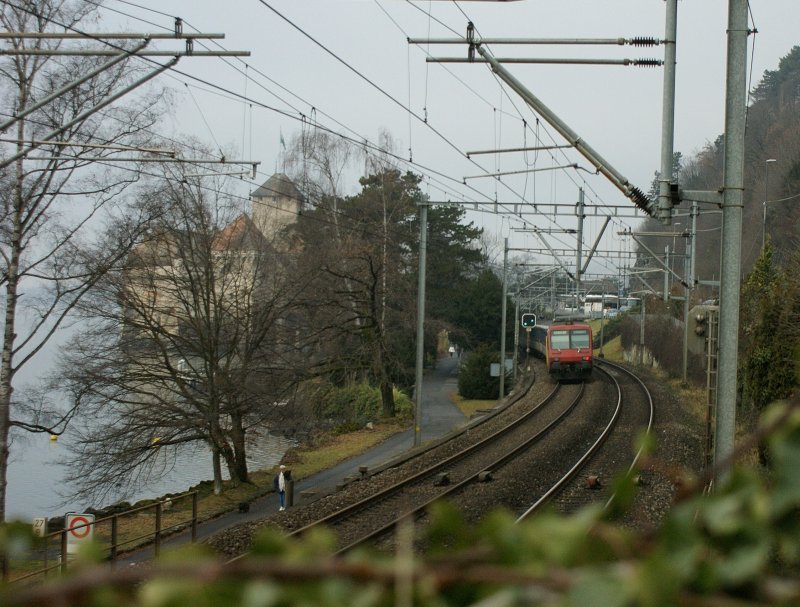 Chteau de Chillon Variationen III: S3 12340 von Villeneuve nach Allaman. Im Winter gewhren die fehlenden Bltter jedenfalls teilweise einen Blick auf das Schloss Chillon.
(21.12.2008)