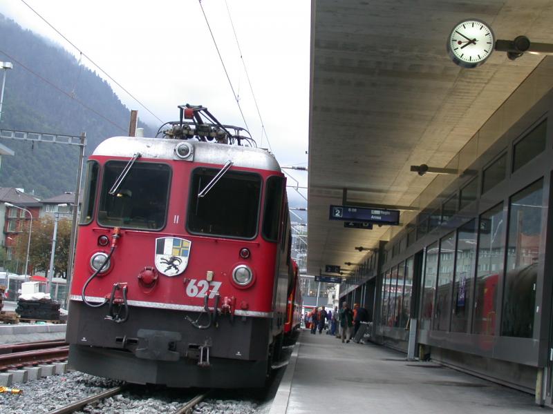 Chur 11.07.2005 steht Ge 4/4 II 627  Reichenau/tamins  am neuen Bahnsteig 2.