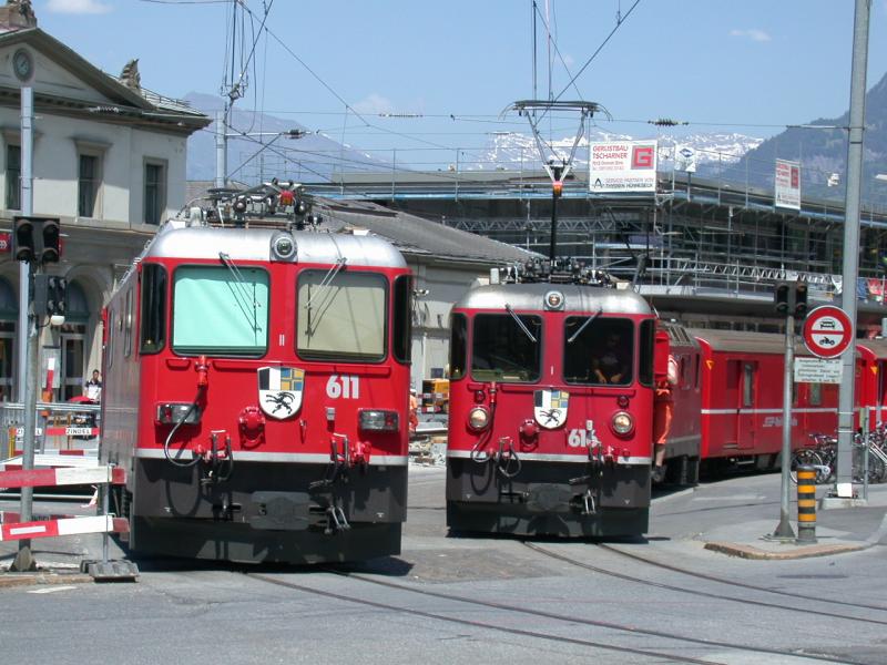 Chur Arosabahn am 03.06.2005. Whrend der Bauarbeiten besteht keine Umfahrungsmglichkeit, weshalb eine Ge 4/4 II, hier die 611, hinter der Einfahrweiche abgestellt ist.