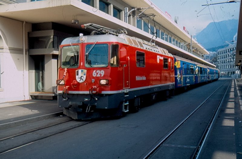 Chur, Bahnhofsvorplatz. Am 24.10.2007 steht Ge 4/4 629 mit ihrer Arosabahn - Garnitur zur Abfahrt bereit