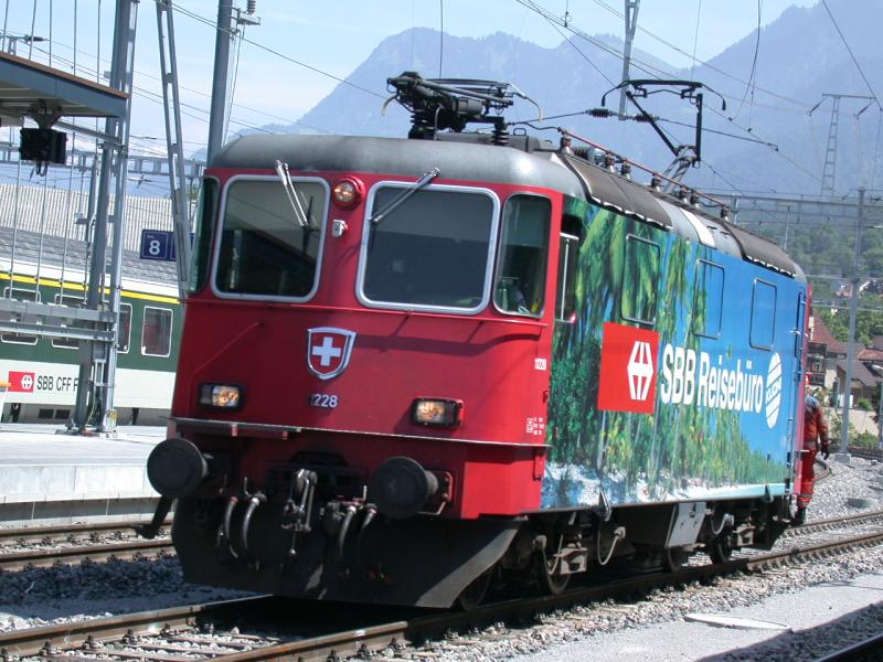 Chur Gleis 6 Rangierfahrt mit Re 4/4 II 11228 mit Werbung fr das SBB und Kuoni Reisebro. (25.07.2005)