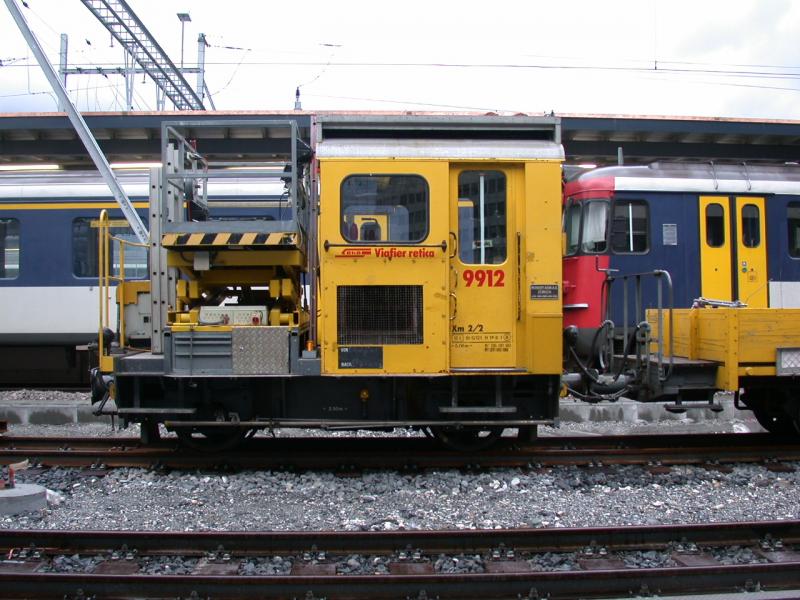 Chur Xm 2/2 9912 in einem der neuen zwei Kopfgleise der Arosabahn.Im Hintergrund steht der RBe 4/4 Pendel in Gleis 4, dem Kopfgleis der SBB fr die Regionalzge von und nach Ziegelbrcke.
(10.07.2005)