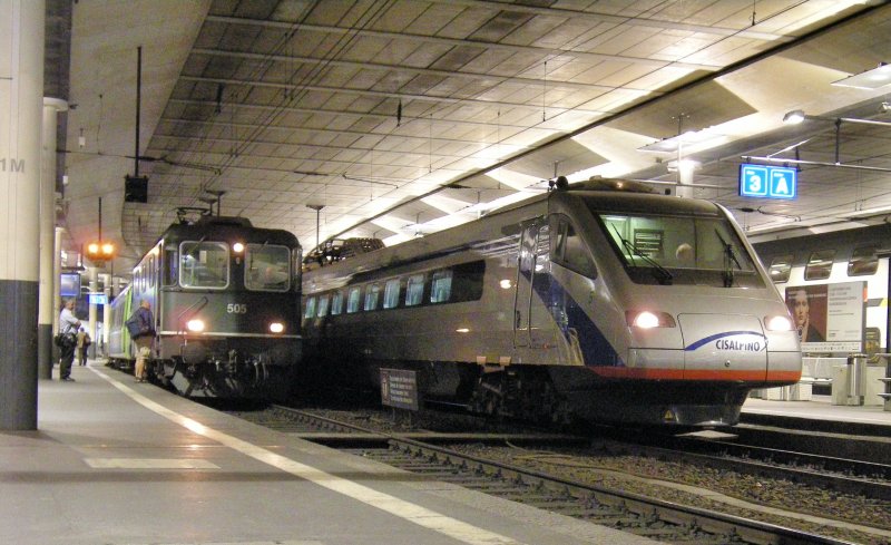 CIS ETR 470 und BLS Re 4/4 II warten in der Bahnhofshalle von Bern auf die Abfahrt nach Milano, resp. Luzern.
19. August 2008