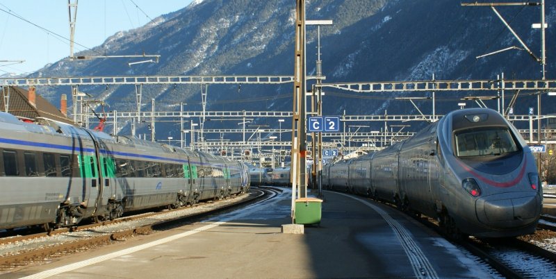 CIS ETR 610 beim Probefahren und Probestehen in Martigny: Whrend links im Bild zwei ETR 610 unter den bewundernden Blicken der Techniker das Kuppeln ben, sausen rechts im Bild zwei Einheiten Richtung Sion.
12. Januar 2009