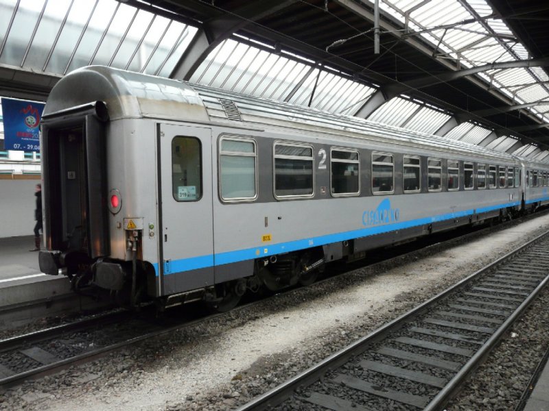 CISALPINO - Personenwagen 2 Kl. 61 83 21-90 749-4 im Bahnhof von Zrich am 21.03.2008