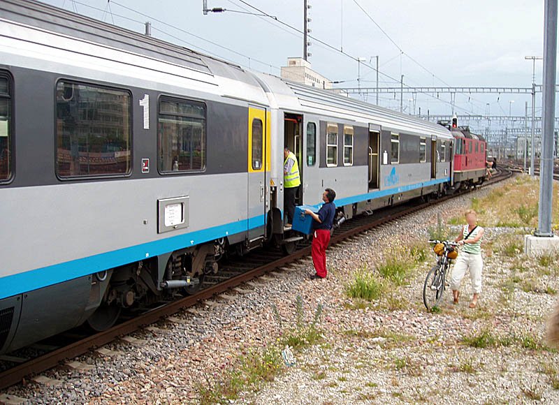 Cisalpino-Wagenzug nach Ankunft in Zrich HB. Ausladen der Fahrrder etwas umstndlich, da der Zug lnger als der Bahnsteig war... Re 4/4 II fr Weiterfahrt bereits angekoppelt, 18. Juni 2006