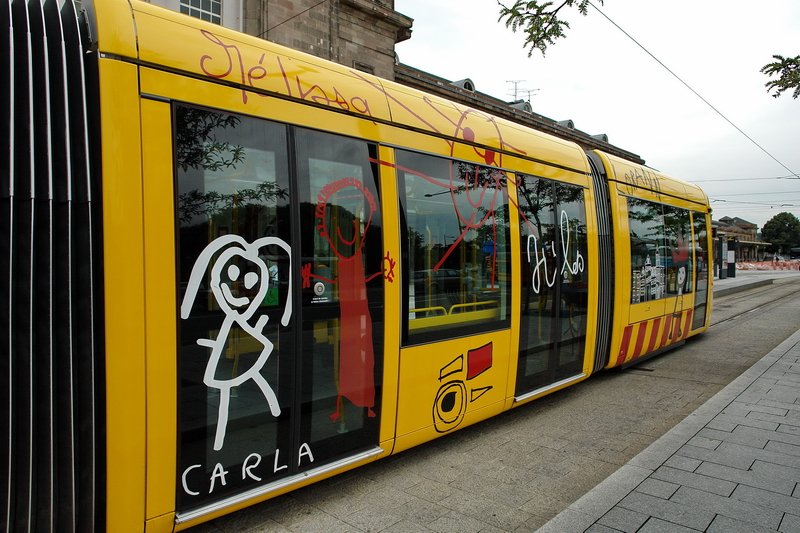 Citadis Nr. 2018. Kein Graffiti von Schmierfinken, sondern von einem K�nstler. Es muss ja nicht immer nur Reklame sein. 8.8.2007