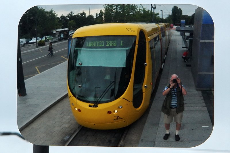 Citadis Nr. 2027. Den Spiegel f�r den Fahrer am Gare de Mulhouse kann man auch mal f�r ein Selbstportrait nutzen. Ich glaube, an diesem k�hlen und regnerischen Tag trug ich wohl als Einziger in Mulhouse kurze Hosen. In der neu gestalteten Bahnhofshalle konnte man sich ja zum Gl�ck wieder aufw�rmen.8.8.2007