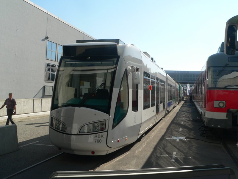 CITADIS-Tram von Alstom. Es handelt sich um ein Hybridfahrzeug, das sowohl im Straenbahnbetrieb elektrisch als auch im Regionalzugbetrieb dieselbetrieben fahren kann. Hchsgeschwindigkeit 100 km/h. Einsatzort dieses Fahrzeugs wird Kassel sein. 24.9.2006, Innotrans Berlin