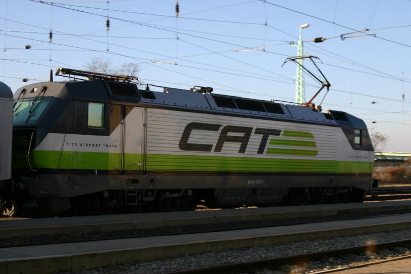 City Airport Train 1014 005-1 mit einem nach Ungarn fahrenden Eilzug in Wulkaprodersdorf. (11.12.2005)