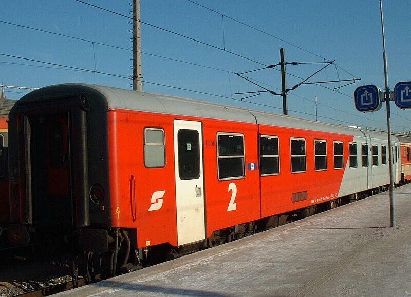 City-Shuttle-Wagen ohne Schriftzug  City Shuttle  am 04.01.2002 in Wien Westbahnhof.