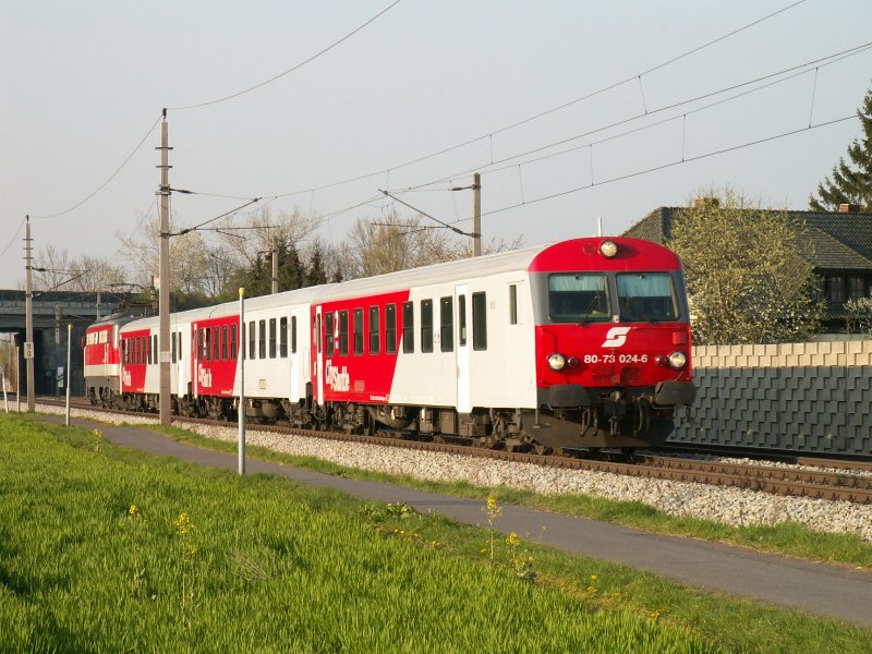 Cityshuttle 8073 024-6 in wunderschnem Licht am 11.4.2007 nach Kirchdorf/Krems, hier zwischen Ansfelden und Nettingsdorf