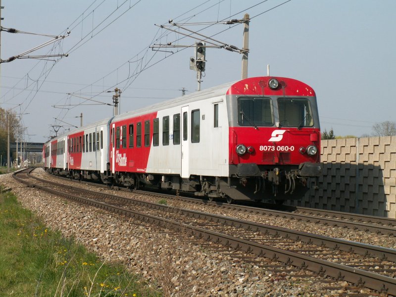 Cityshuttle 8073 060-0 am 11.4.2007 nach Linz Hbf, hier  zwischen Ansfelden und Nettingsdorf 