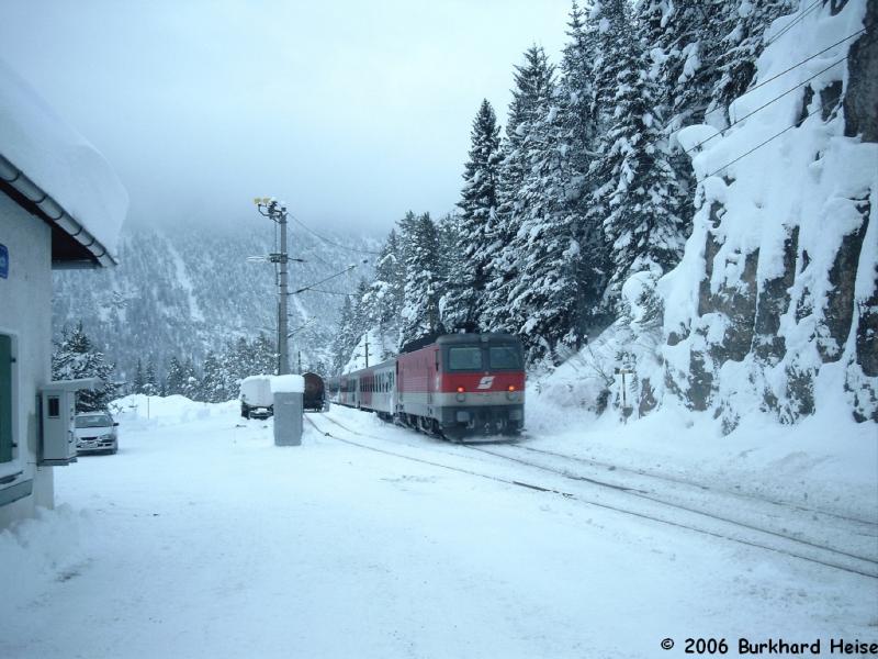 CityShuttle mit Steuerwagen 8073 212-7 und Lok 1144 als R 5454 am 4.1.2006 von Innsbruck Hbf nach Scharnitz bei der Ausfahrt aus Gieenbach.