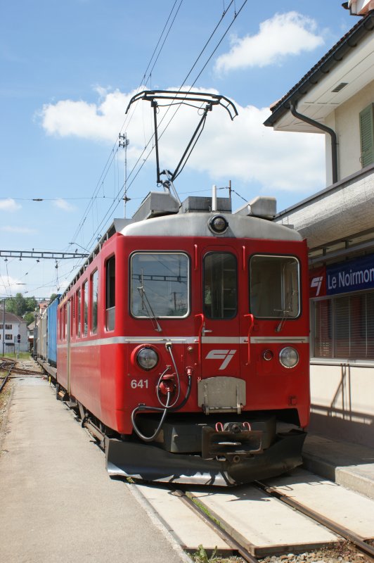 CJ ABef 4/4 641 wartet mit einem Gterzug auf die Weiterfahrt nach Glovelier.