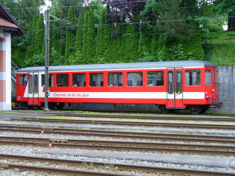 CJ - Abgestellter Steuerwagen Bt 704 im Bahnhofsareal von Tramelan am 08.07.2007