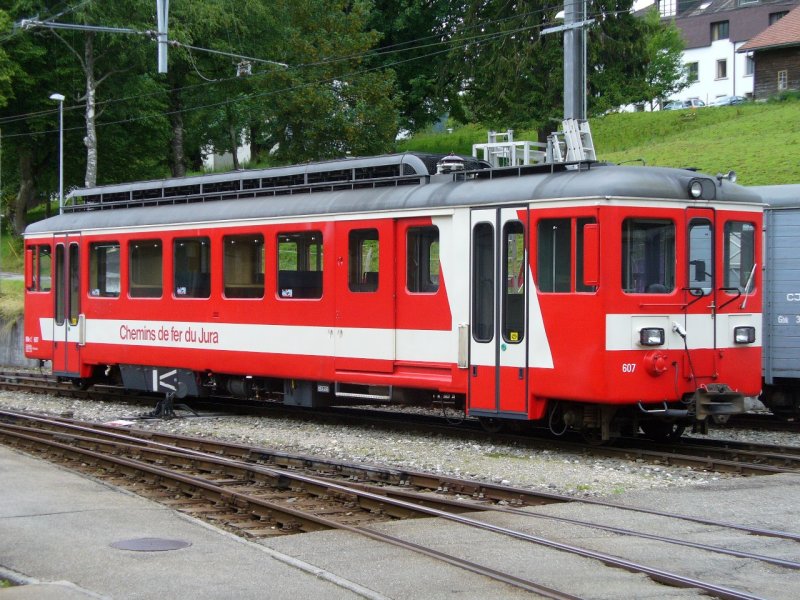 CJ - Abgestellter Triebwagen BDe 4/*4  607 ohne Phantograf im bahnhofsareal von Tramelan am 08.07.2007