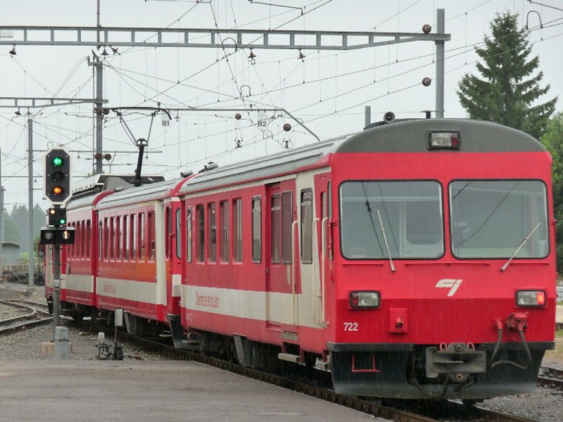 CJ - Bei starkem Regen unterwegs nach La Chaux de Fonds ist der Triebwagen BDe 4/4 614 mit den Steuerwagen ABt 714 und BDt 722 bei der ausfahrt aus dem Bahnhof Saignelegier am 01.08.2008