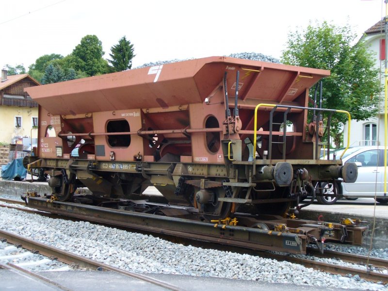 CJ - CJ mal Zwei .. Abgestellter Rollschemmel Ua 276 mit beladenem Normalspurigem Schotterwagen der CJ 40 47 95 74 895-7 .. Foto vom 08.07.2007