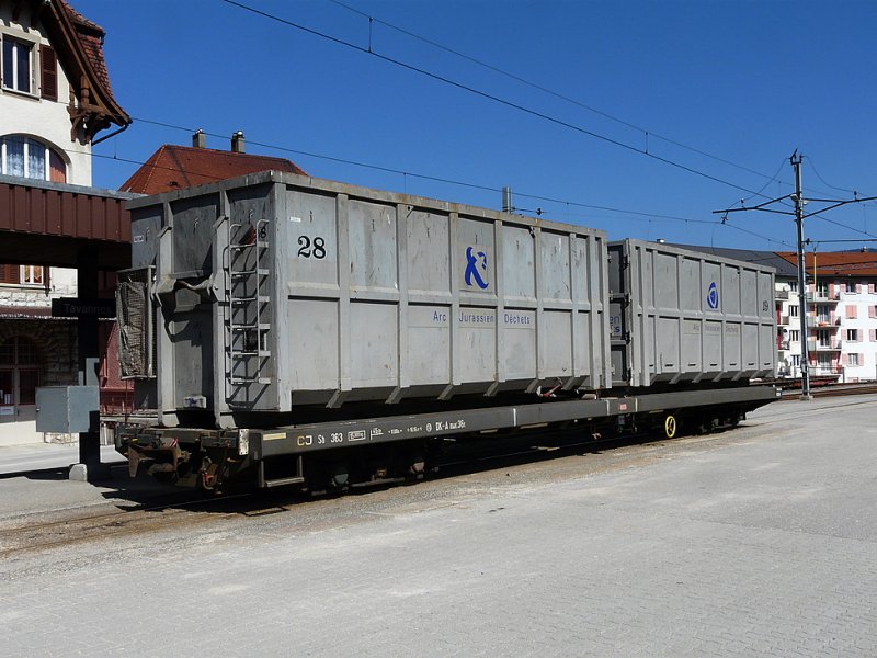 CJ - Containertransportwagen Sb 363 im Bahnhof von Tavannes am 21.03.2009