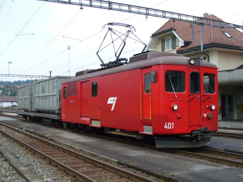 CJ - Gterlok De 4/4 401 mit Gterwagen Sb 363 im Bahnhof von Le Norimont am 07.09.2007