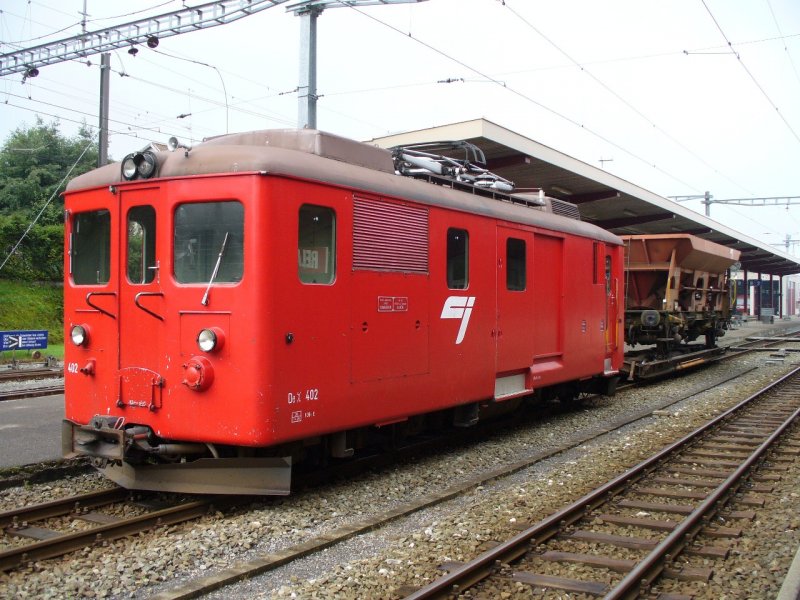 CJ - Gterlok De 4/4 402 mit Normalspurigem Schotterwagen der CJ auf dem Rollschemmel Ua 275 Bahnhof von Saignelgier am 07.09.2007