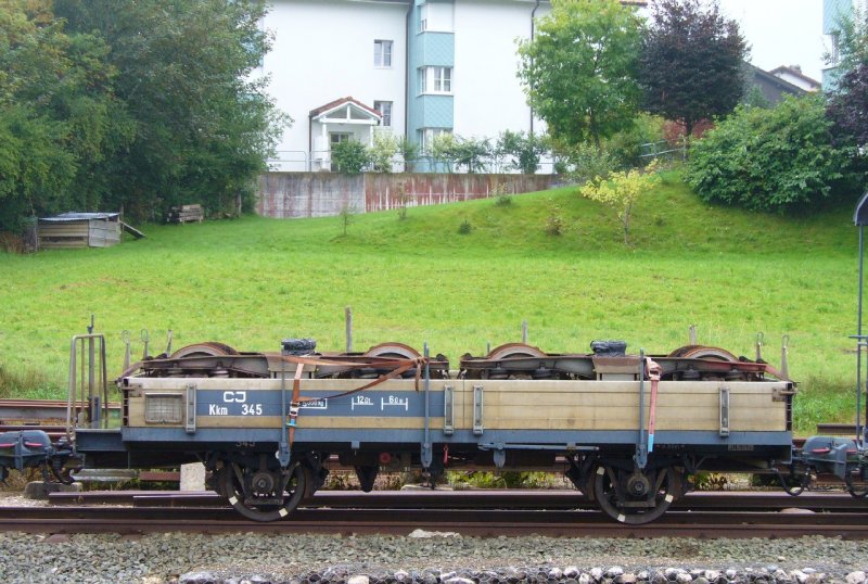 CJ - Offener Gterwagen  Kkm 345 beladen mit 2 Drehgestellen Abgestellt in Saignelegier am 07.09.2007