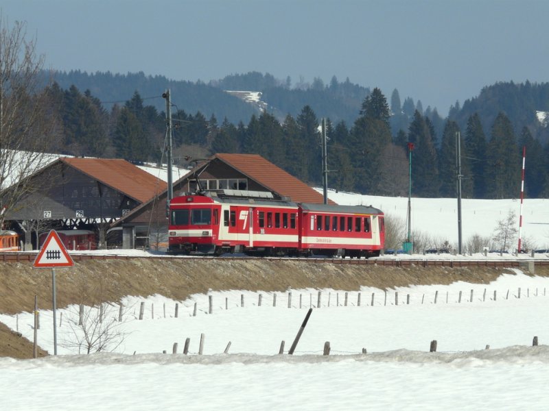 CJ - Regio mit dem Triebwagen BDe 4/4 614 und dem Steuerwagen ABt 714 unterwegs bei Pre-Petitjean vor dem Betriebsareal von La Traction am 21.03.2009