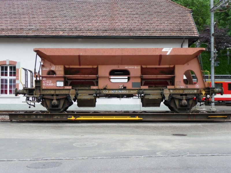 CJ - Rollschemel Ua 278 beladen mit CJ Schotterwagen Xs 40 47 95 74 893-2 in Saingnelegier am 01.08.2008