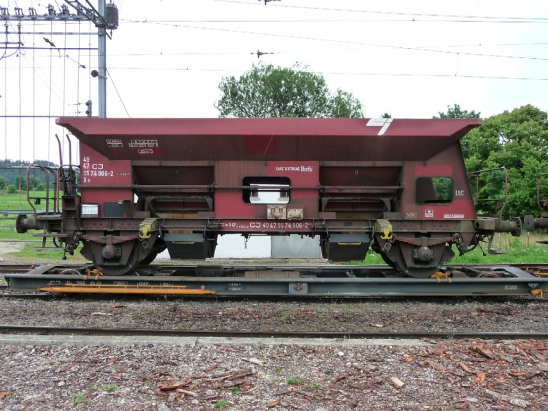 CJ - Rollschemel Ua 286 beladen mit CJ Schotterwagen Xs 40 47 95 74 906-2 in Le Norimont am 01.08.2008