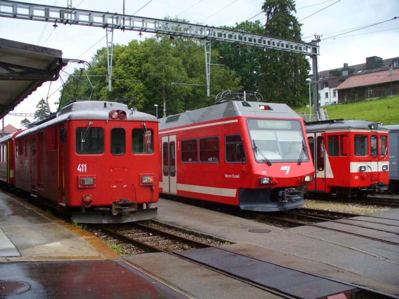 CJ - Zugskreuzung im Bahnhof von Tramelan mit De 4/4 411 und Be 2/6 632 und ohne Phantograf der abgestellte BDe 4/4 607 am 08.07.2007